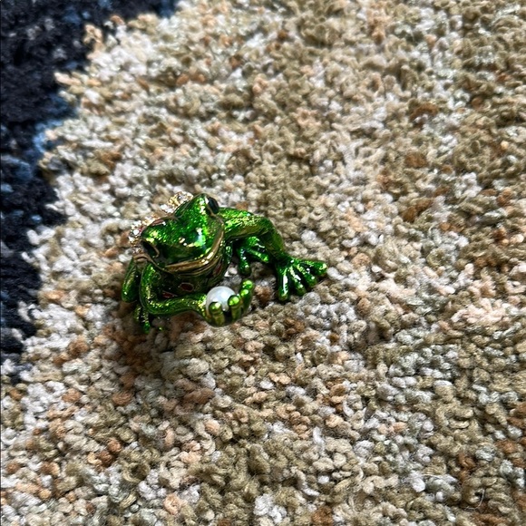 Frog Kissing the Pearl Trinket Ring Box Hinged Hand Painted Figurine Jewel NWOT - Picture 7 of 16